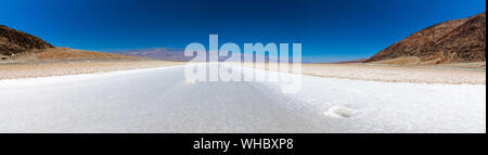 Badwater Basin, Death Valley National Park, Panoramaaussicht Stockfoto