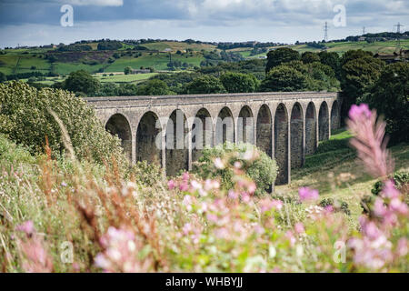 Thornton Viadukt Teil der Great Northern Railway Trail, der an Queensbury, Bradford, West Yorkshire, UK startet Stockfoto