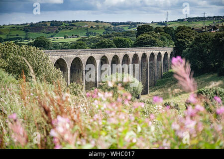 Thornton Viadukt Teil der Great Northern Railway Trail, der an Queensbury, Bradford, West Yorkshire, UK startet Stockfoto