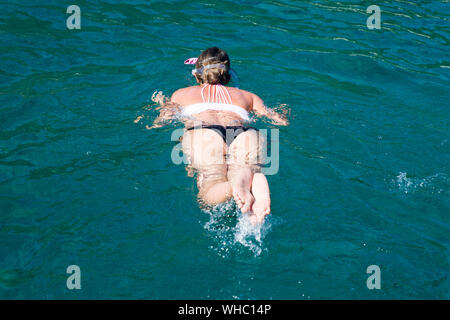 Zurück Blick auf eine junge Frau mit der Maske Unterwasserschwimmen