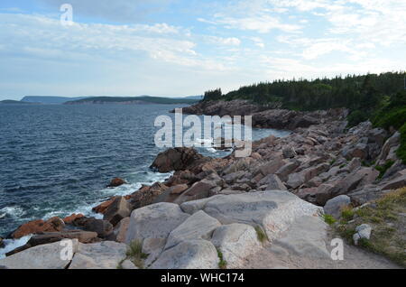 Sommer in Nova Scotia: Felsige Küste von Cape Breton Island in der Nähe von Paleokastritsa Stockfoto