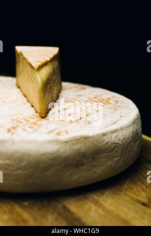 Detail der französischen Le Marcaire Käse auf dem hölzernen Tisch Stockfoto