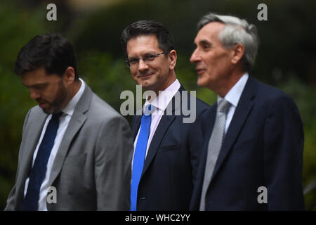 Stephen Crabb (links), der konservative Abgeordnete und Minister für Wales, mit Steve Baker, MP und Sir John Redwood, MP (rechts), die für eine Sitzung an 10 Downing Street, Central London. Stockfoto