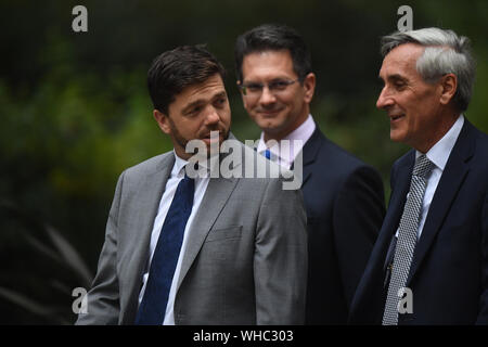 Stephen Crabb (links), der konservative Abgeordnete und Minister für Wales, mit Steve Baker, MP und Sir John Redwood, MP (rechts), die für eine Sitzung an 10 Downing Street, Central London. Stockfoto