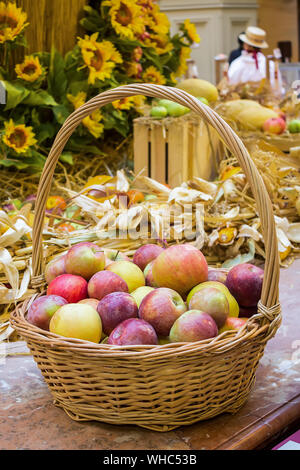 Der Herbst Korb mit Äpfeln, Ernte, vertikale Foto Stockfoto