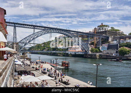 Dom Luis 1 Brücke über den Fluss Douro in Porto Stockfoto