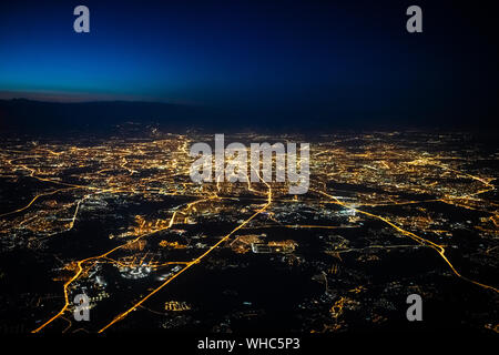 Luftaufnahme von Moskau bei Nacht. Stadt Moskau Bild aus dem Flugzeug Stockfoto