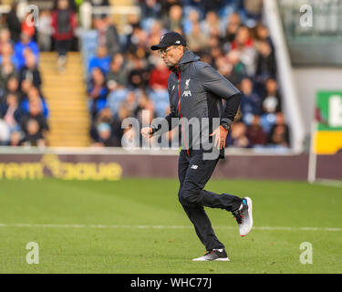31. August 2019, Turf Moor, Burnley, England; Premier League Fußball, Burnley vs Liverpool: Jürgen Klopp Manager von Liverpool läuft zurück in die Umkleidekabinen in der Halbzeit Credit: Mark Cosgrove/News Bilder der Englischen Football League Bilder unterliegen DataCo Lizenz Stockfoto