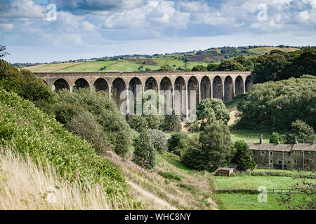Thornton Viadukt Teil der Great Northern Railway Trail, der an Queensbury, Bradford, West Yorkshire, UK startet Stockfoto