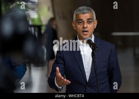 Bürgermeister von London, Sadiq Khan spricht während einer Pressekonferenz seinen zweitägigen Besuch in Warschau zusammen. Stockfoto