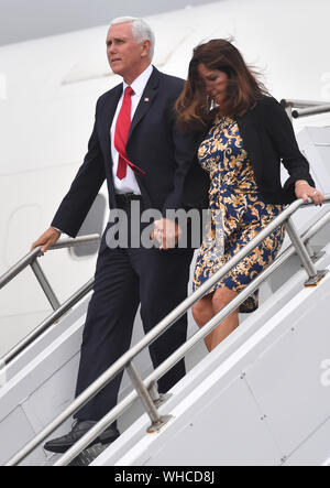 US-Vizepräsident Mike Pence und die zweite Frau Karen Pence Ankunft am Flughafen Shannon für den Start eines offiziellen Besuchs in Irland. Stockfoto