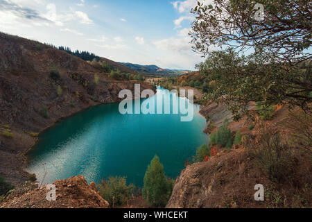 Blue Lake im Altai. Dies ist eine ehemalige Kupfermine, die mit Wasser überflutet wurde, Stockfoto