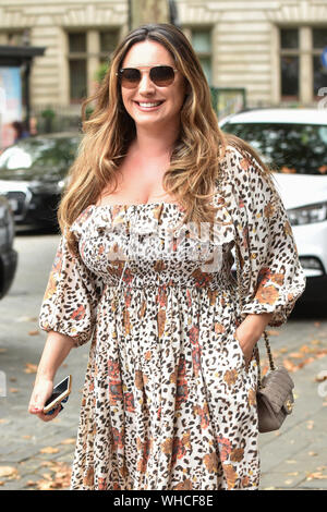 Kelly Brook kommt an der Global Radio Studios in London. Stockfoto