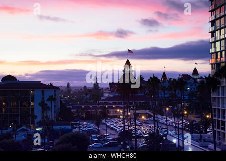 Hotel Del Coronado bei Sonnenuntergang im Sommer Sand Diego Kalifornien - beliebtes Ziel für Hochzeiten, Flitterwochen und Reisen. Stockfoto