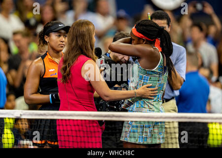 ESPN's Mary Jo Fernandez interviews Coco Gauff der Vereinigten Staaten und Naomi Osaka in Japan, der Sie in Arthur Ashe Stadium Im dritten Rou besiegt Stockfoto