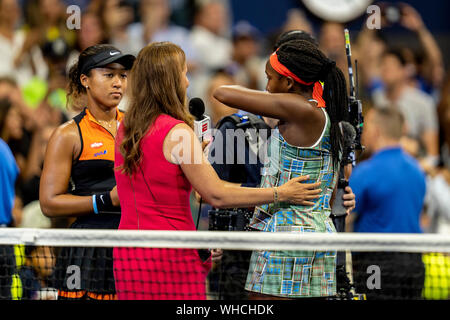 ESPN's Mary Jo Fernandez interviews Coco Gauff der Vereinigten Staaten und Naomi Osaka in Japan, der Sie in Arthur Ashe Stadium Im dritten Rou besiegt Stockfoto