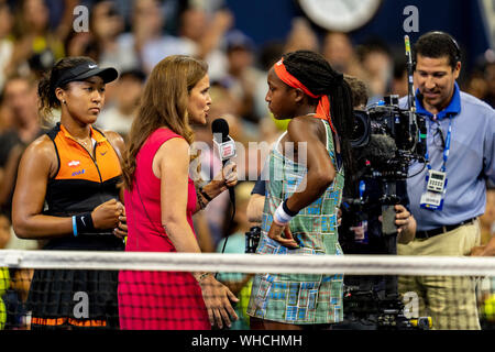 ESPN's Mary Jo Fernandez interviews Coco Gauff der Vereinigten Staaten und Naomi Osaka in Japan, der Sie in Arthur Ashe Stadium Im dritten Rou besiegt Stockfoto