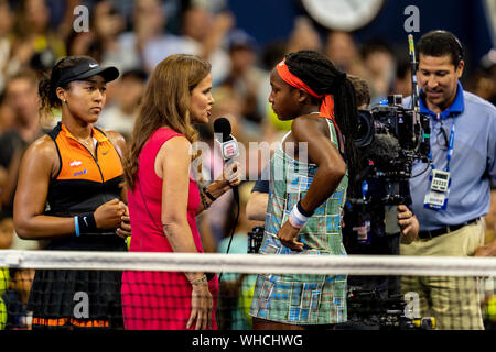 ESPN's Mary Jo Fernandez interviews Coco Gauff der Vereinigten Staaten und Naomi Osaka in Japan, der Sie in Arthur Ashe Stadium Im dritten Rou besiegt Stockfoto