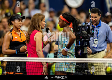 ESPN's Mary Jo Fernandez interviews Coco Gauff der Vereinigten Staaten und Naomi Osaka in Japan, der Sie in Arthur Ashe Stadium Im dritten Rou besiegt Stockfoto