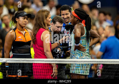 ESPN's Mary Jo Fernandez interviews Coco Gauff der Vereinigten Staaten und Naomi Osaka in Japan, der Sie in Arthur Ashe Stadium Im dritten Rou besiegt Stockfoto