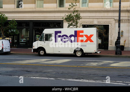 FedEx Express Courier Lieferwagen auf der Market Street in San Francisco, Kalifornien geparkt. Stockfoto