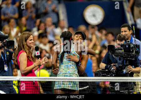 ESPN's Mary Jo Fernandez interviews Coco Gauff der Vereinigten Staaten und Naomi Osaka in Japan, der Sie in Arthur Ashe Stadium Im dritten Rou besiegt Stockfoto