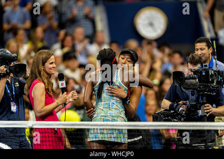 ESPN's Mary Jo Fernandez interviews Coco Gauff der Vereinigten Staaten und Naomi Osaka in Japan, der Sie in Arthur Ashe Stadium Im dritten Rou besiegt Stockfoto