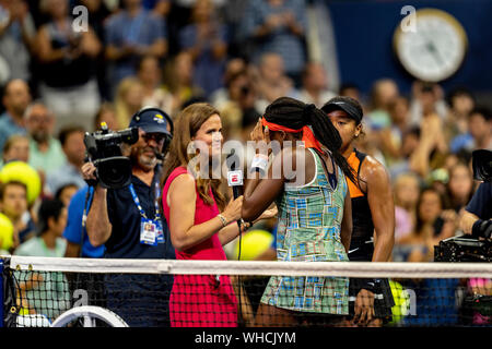 ESPN's Mary Jo Fernandez interviews Coco Gauff der Vereinigten Staaten und Naomi Osaka in Japan, der Sie in Arthur Ashe Stadium Im dritten Rou besiegt Stockfoto