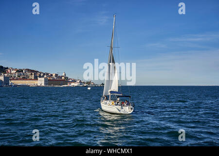 Segeln auf den Fluss Tejo in Lissabon, Portugal Stockfoto