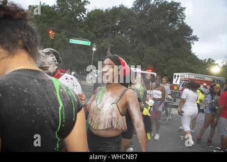 Brooklyn, New York, USA. 2. Sep 2019. Nachtschwärmer genießen Sie die 52. jährlichen J'ouvert Festival auf der Flatbush Avenue in Brooklyn, New York. Die indischen Day Parade feiert die Kultur der West Indies und die New York Parade in Harlem in den 1940er Jahren begann. Credit: Brian Zweig Preis/ZUMA Draht/Alamy leben Nachrichten Stockfoto