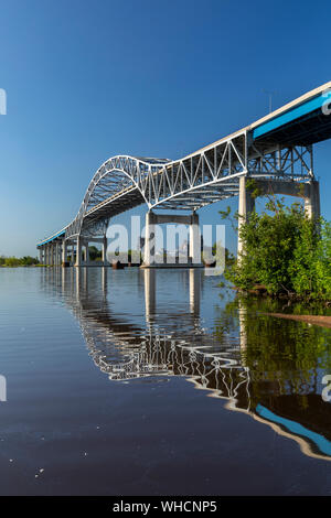 Eine Autobahnbrücke über einer Bucht. Stockfoto