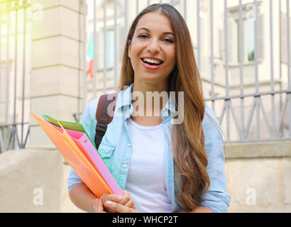 Gerne fröhliche Schüler Mädchen, dass Ordner outdoor. Stockfoto