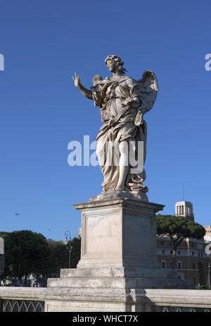 Engel mit Kreuz auf der Brücke der Engel (Ponte Sant'Angelo), Rom, Italien. Stockfoto