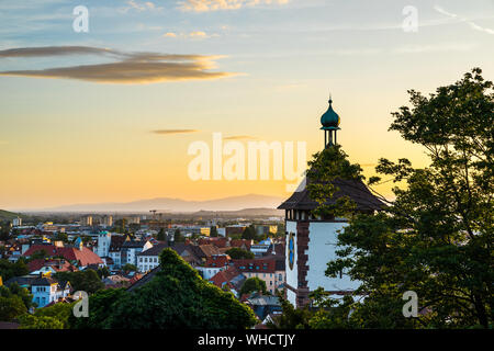 Deutschland, Blick über die Dächer der Stadt Freiburg im Breisgau oben Schwabentor, schwäbischen Tor in warmen orange Sonnenuntergang Licht im Sommer Urlaub tim Stockfoto