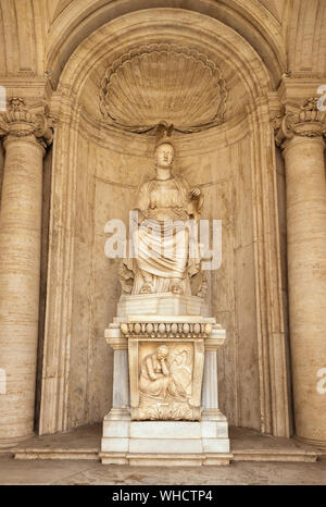 Statue des Sitzenden Rom "cesi Roma" im Innenhof des Kapitolinischen Museen. hadrianischen Zeit (117-138 AC) von einem griechischen Original des 5. Jahrhundert v. Chr. Stockfoto