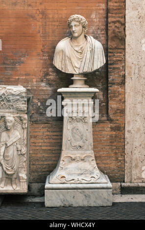 Büste mit dem Kopf eines idealisierten Mann in den Innenhof des Palazzo dei Conservatori (Kapitolinischen Museen, Rom, Italien) Stockfoto