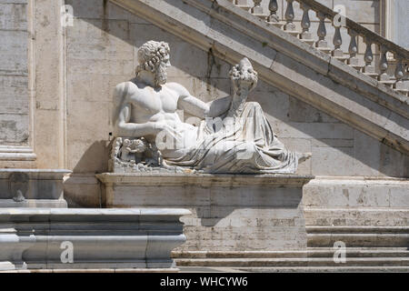 Details des Palazzo Senatorenpalast (Rom, Italien) mit Statue des Tiber Stockfoto