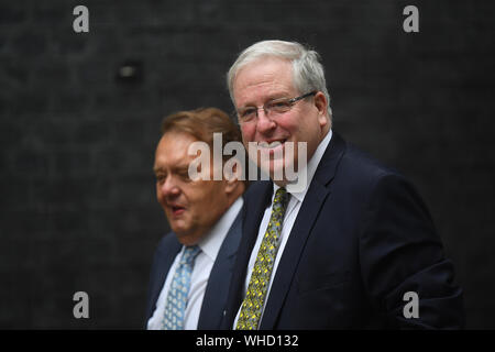 Sir John Hayes, MP (links) und der konservative Abgeordnete Patrick McLoughlin, MP (rechts), die für eine Sitzung an 10 Downing Street, Central London. Stockfoto