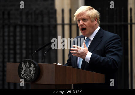 Premierminister Boris Johnson sprechen vor seinem Amtssitz in der Downing Street in London. Stockfoto