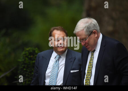 Sir John Hayes, MP (links) und der konservative Abgeordnete Patrick McLoughlin, MP (rechts), die für eine Sitzung an 10 Downing Street, Central London. Stockfoto