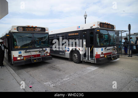 Zwei service 29 Chicago cta Busse am Busbahnhof am Navy Pier, Chicago, Illinois, Vereinigte Staaten von Amerika Stockfoto