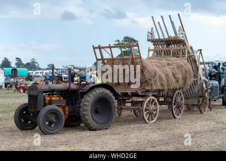 Haselbury Plucknet. Somerset. Vereinigtes Königreich. 18. August 2019. Ein vintage Fordson Major ist ein altmodischer Anhänger voller Heu Zug gestern f Stockfoto
