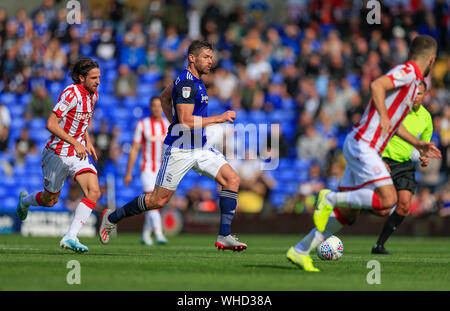 31. August 2019, St. Andrew's, Birmingham, England; Sky Bet Meisterschaft Fußball, Birmingham City vs Stoke City; Lukas Jutkiewicz (10) von Birmingham City läuft mit dem Ball von Joe Allen (04), Stoke City Credit: Conor Molloy/News Bilder der Englischen Football League Bilder unterliegen DataCo Lizenz gejagt Stockfoto