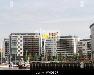 Die riesigen Harland und Wolff Werft Kräne Turm über nahe gelegene Gebäude, Titanic Quarter, Belfast, Nordirland, Großbritannien Stockfoto