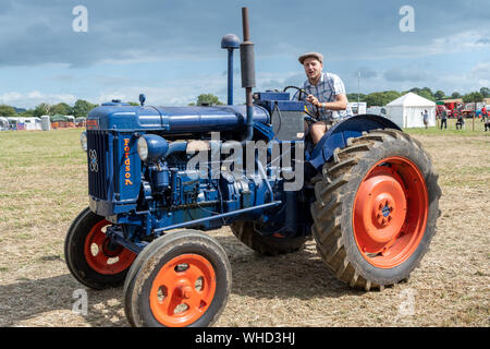 Haselbury Plucknet. Somerset. Vereinigtes Königreich. 18. August 2019. Ein restauriertes vintage Fordson Major an einem gestern Landwirtschaft Veranstaltung angetrieben wird Stockfoto
