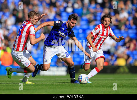 31. August 2019, St. Andrew's, Birmingham, England; Sky Bet Meisterschaft Fußball, Birmingham City vs Stoke City; Alvaro Gimenez (24) von Birmingham City ist von Liam Lindsay (05) und Joe Allen (04), Stoke City Credit: Conor Molloy/News Bilder der Englischen Football League Bilder unterliegen DataCo Lizenz gefordert Stockfoto