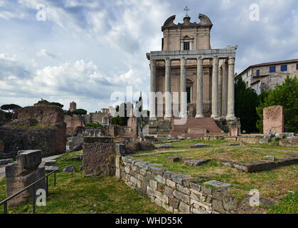 Tempel des Antoninus und der Faustina (141 AD), Forum Romanum, Rom, Italien Stockfoto