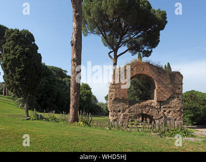 Ruinen eines Aquädukts auf dem Palatin in Rom, Italien Stockfoto