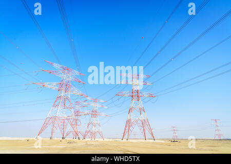 Hochspannung Überlandleitungen in Abu Dhabi Wüste Stockfoto