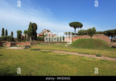 Palatin in Rom, Italien. Blick auf das Kloster und die Kirche von St. Bonaventura auf der Pfalz. Von der nordöstlichen Teil der Domus Augustana Bereich Stockfoto